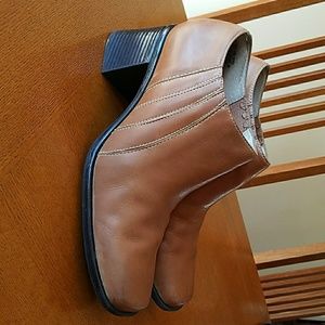 Clarks Booties Cognac Color 9.5M